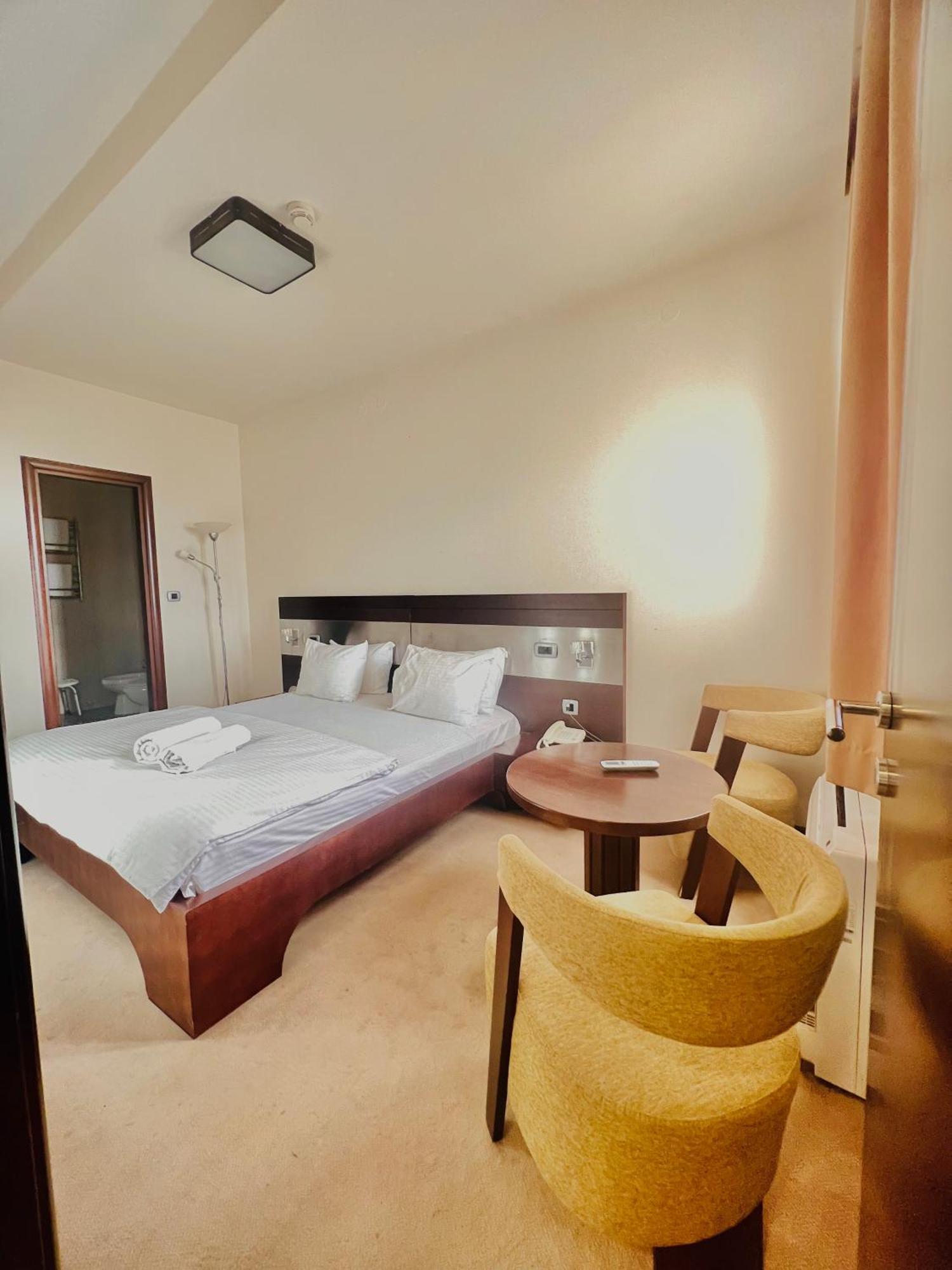 Hotel Aria Mitrovici  Екстериор снимка